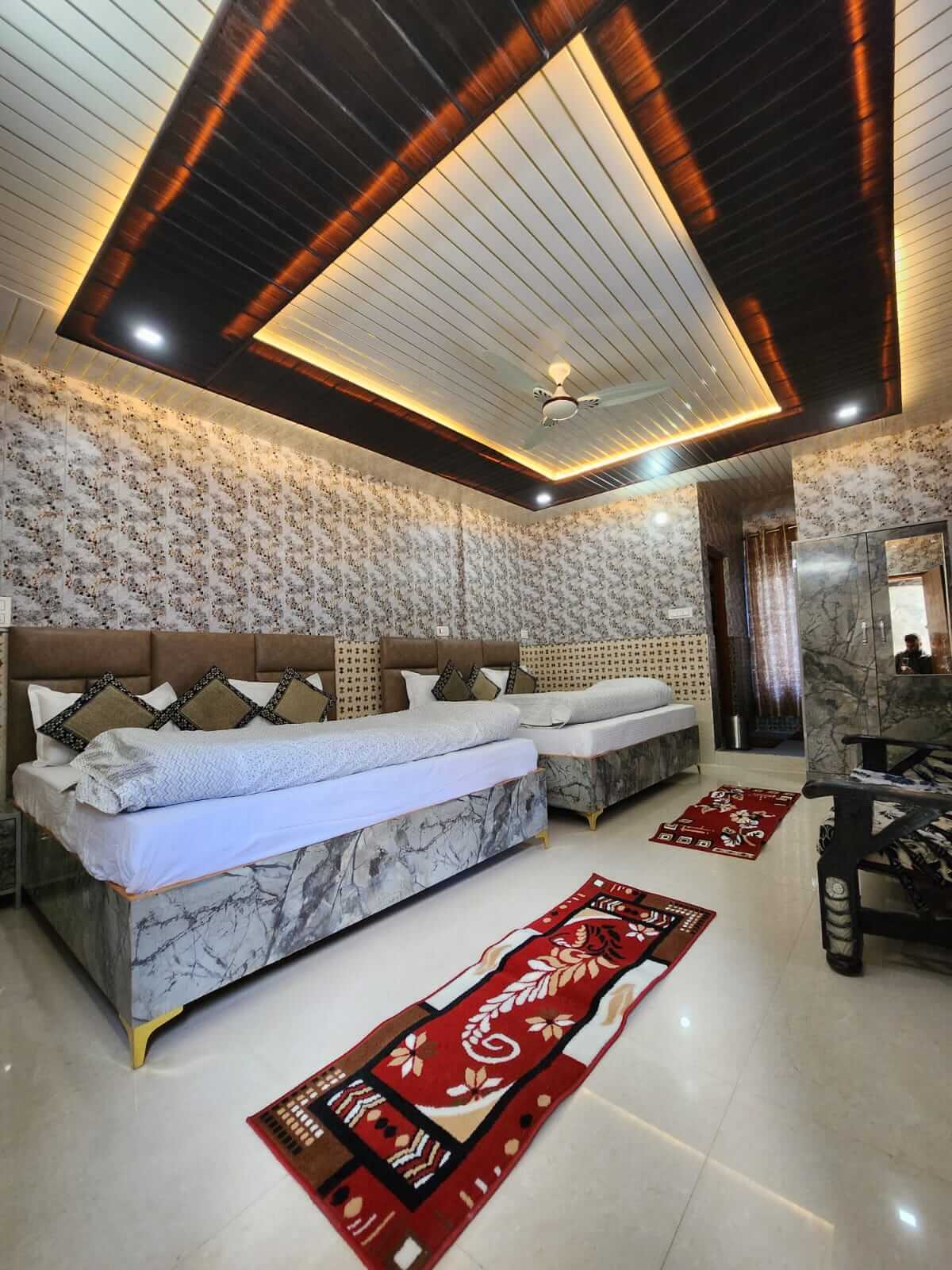 <span  class="uc_style_uc_tiles_grid_image_elementor_uc_items_attribute_title" style="color:#ffffff;">Hotel dreamgohimalayas (4)</span>